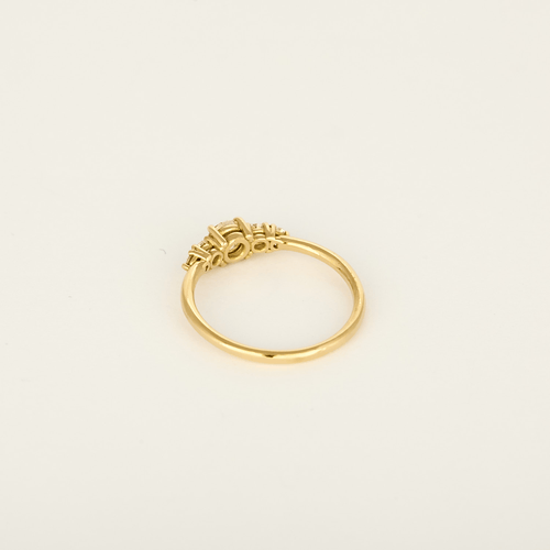 Elegantti 18k keltakultasormus timanteilla