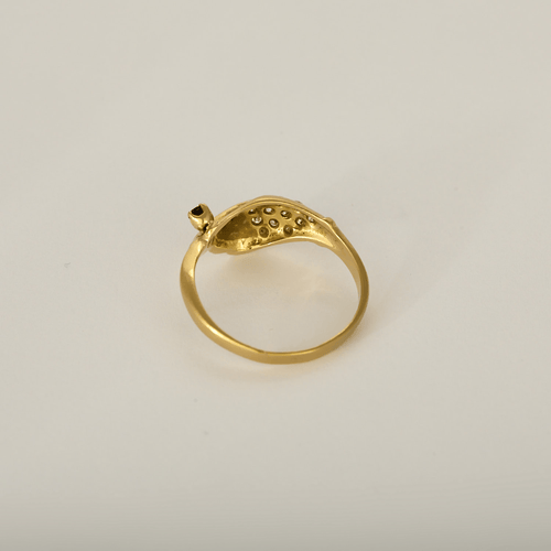 Anello in oro giallo con motivo di mano stilizzata, zaffiro e diamanti: 0,10 carati
