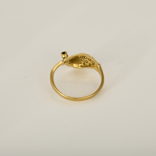 Anello in oro giallo con motivo di mano stilizzata, zaffiro e diamanti: 0,10 carati