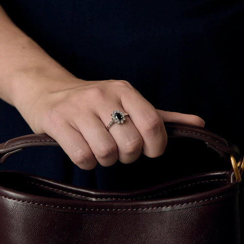 Ring Margerite aus Weißgold, Saphir: 0,45 Karat und Diamanten: 0,10 Karat