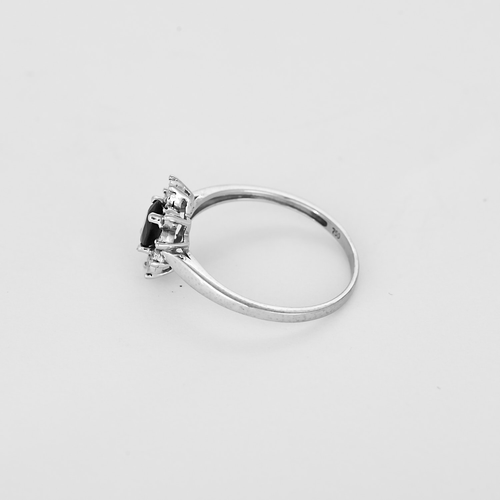 Ring Margerite aus Weißgold, Saphir: 0,45 Karat und Diamanten: 0,10 Karat