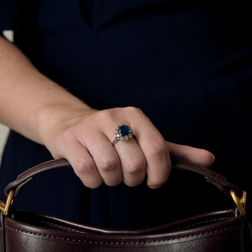 55 Bague Marguerite en or blanc, saphir et diamants 58 Facettes DV0745-1-54-3