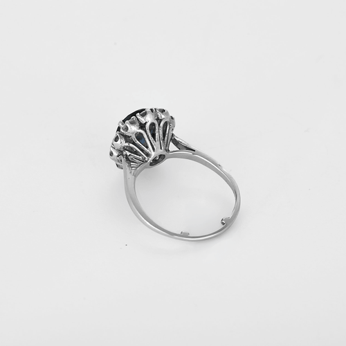 55 Bague Marguerite en or blanc, saphir et diamants 58 Facettes DV0745-1-54-3