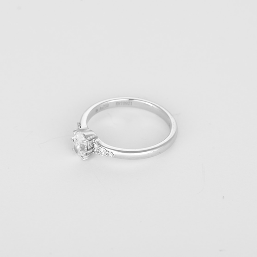 Elegante anello Solitario in oro bianco 18K con diamante