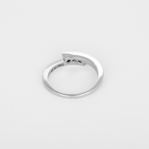 White gold and diamond ring: 0.15 carat