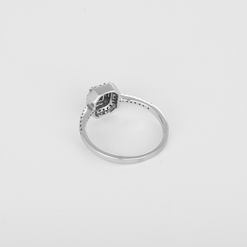 Anel em ouro branco e diamantes, engaste de ilusão