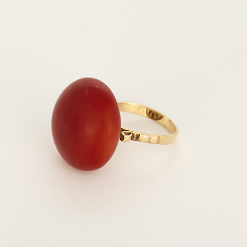 Ring aus Gelbgold und gefärbtem Korallen-Cabochon