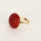 Ring aus Gelbgold und gefärbtem Korallen-Cabochon
