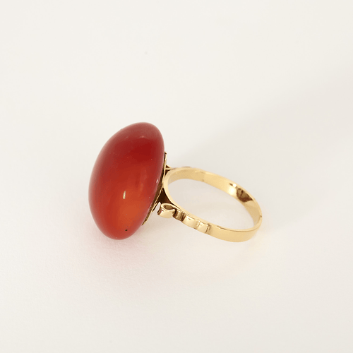Ring aus Gelbgold und gefärbtem Korallen-Cabochon