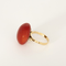 Ring aus Gelbgold und gefärbtem Korallen-Cabochon