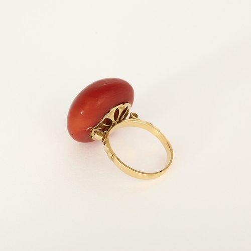 Ring aus Gelbgold und gefärbtem Korallen-Cabochon
