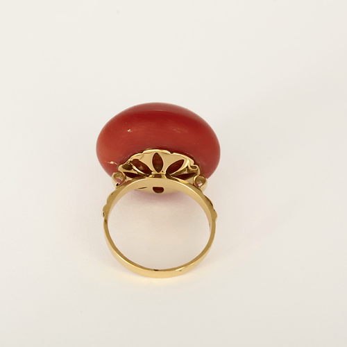 Ring aus Gelbgold und gefärbtem Korallen-Cabochon