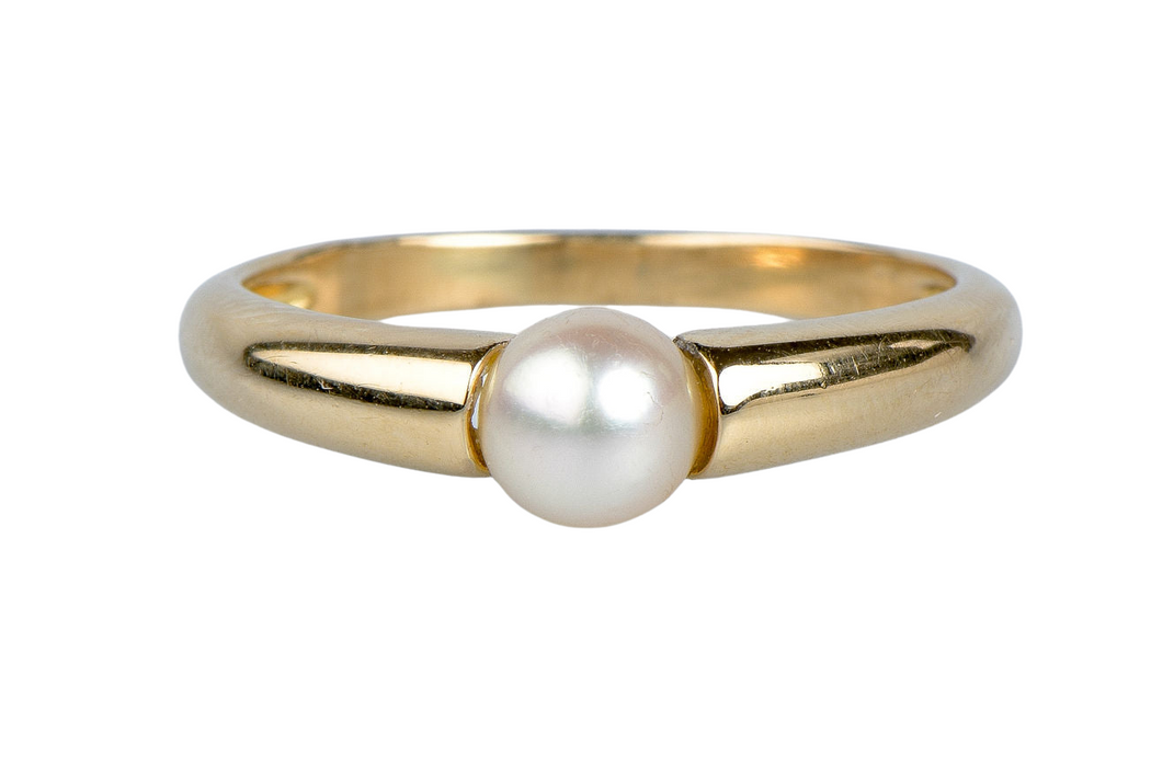Yellow gold ring, decorated with a freshwater pearl
