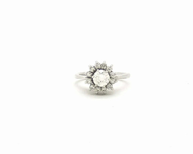 Bague Bague en or blanc avec un diamant central de 0,65 carat et des diamants d'accompagnement 58 Facettes 6160