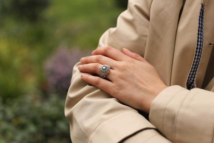 Bague 56 Bague dôme rétro en or blanc 18k et diamants 58 Facettes 23794 DV