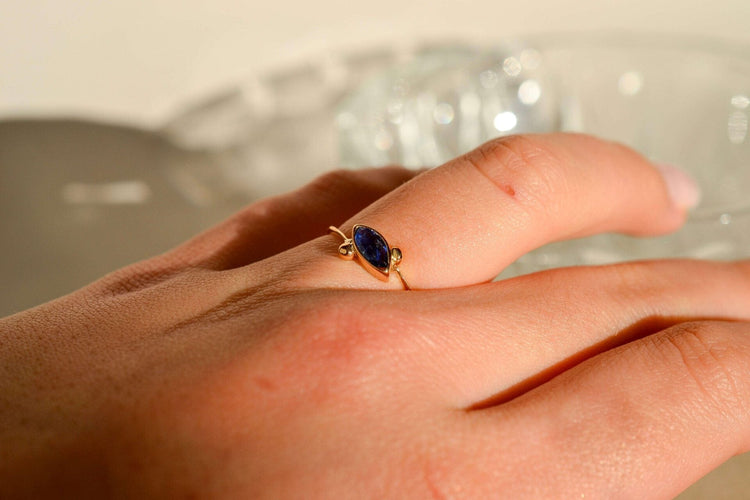 Ring 50 Marquise-shaped ring in 18-carat yellow gold and sapphire 58 Facettes 3779