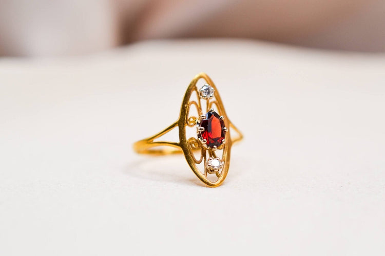 Anello 55 Anello Navetta Art Nouveau in oro giallo 18 carati con granato e diamanti 58 Facettes 3810