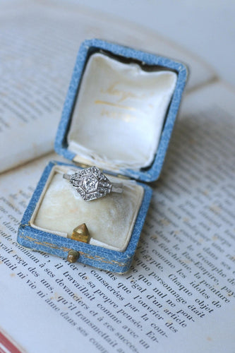 https://cdn.shopify.com/s/files/1/0075/4588/0666/files/bague-art-deco-hexagonale-diamants-et-Platin-4666180.jpg?v=1758624763