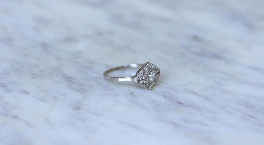 https://cdn.shopify.com/s/files/1/0075/4588/0666/files/bague-art-deco-hexagonale-diamants-et-Platin-8407639.jpg?v=1758624763