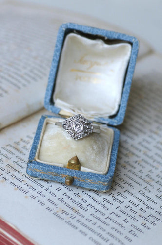 https://cdn.shopify.com/s/files/1/0075/4588/0666/files/bague-art-deco-hexagonale-diamants-et-Platin-9023695.jpg?v=1758624763