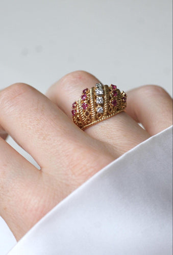 https://cdn.shopify.com/s/files/1/0075/4588/0666/files/bague-boule-torsade-diamants-et-rubis-sur-or-jaune-1832919.jpg?v=1758624723