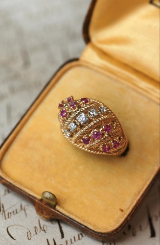 https://cdn.shopify.com/s/files/1/0075/4588/0666/files/bague-boule-torsade-diamants-et-rubis-sur-or-jaune-4416159.jpg?v=1758624723
