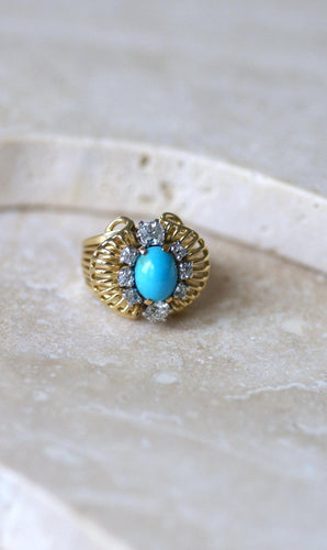 https://cdn.shopify.com/s/files/1/0075/4588/0666/files/bague-cocktail-turquoise-et-diamants-or-jaune-651520.jpg?v=1739836430