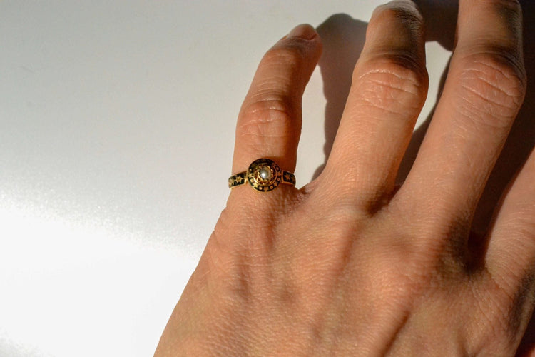 Ring 44 Starry enameled ring in 18-carat yellow gold and pearl 58 Facettes 3890