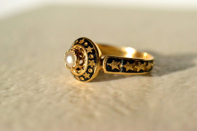 Ring 44 Starry enameled ring in 18-carat yellow gold and pearl 58 Facettes 3890