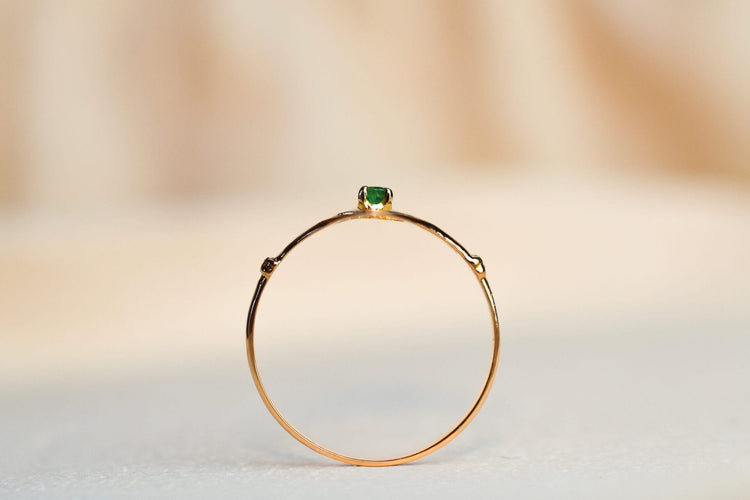 Pierścionek 54 Pierścionek navette ażurowy z żółtego złota i szmaragdu 58 Facettes 3753