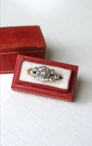 https://cdn.shopify.com/s/files/1/0075/4588/0666/files/bague-jarretiere-ancienne-Sedmikráska-diamants-2429262.jpg?v=1758624720