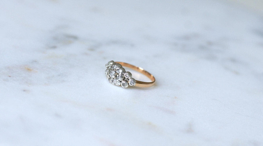 https://cdn.shopify.com/s/files/1/0075/4588/0666/files/bague-jarretiere-ancienne-Sedmikráska-diamants-6014763.jpg?v=1758624721