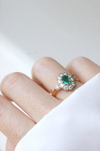 https://cdn.shopify.com/s/files/1/0075/4588/0666/products/bague-雏菊-emeraude-et-diamants-sur-or-127159.jpg?v=1685598211