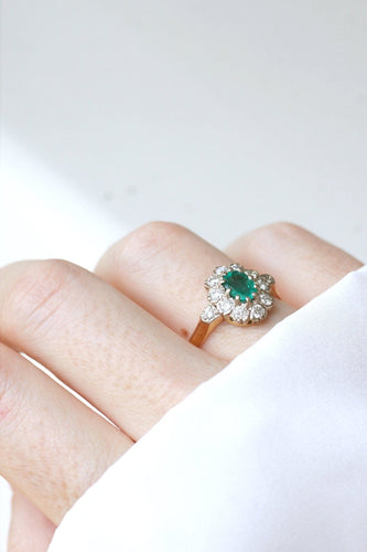 https://cdn.shopify.com/s/files/1/0075/4588/0666/products/bague-雏菊-emeraude-et-diamants-sur-or-144521.jpg?v=1685598211