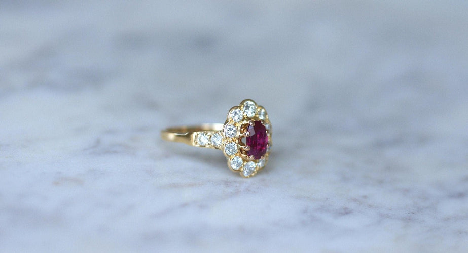 https://cdn.shopify.com/s/files/1/0075/4588/0666/files/bague-Sedmikráska-ovale-rubis-et-diamants-746103.jpg?v=1740462139