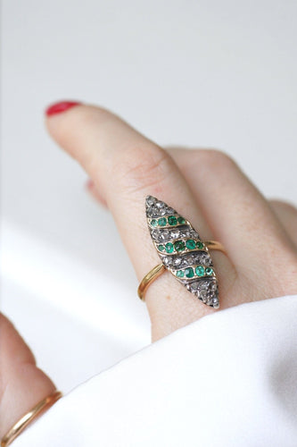 https://cdn.shopify.com/s/files/1/0075/4588/0666/products/bague-marquise-ancienne-emeraudes-et-diamants-sur-or-et-Stříbro-205608.jpg?v=1680362143