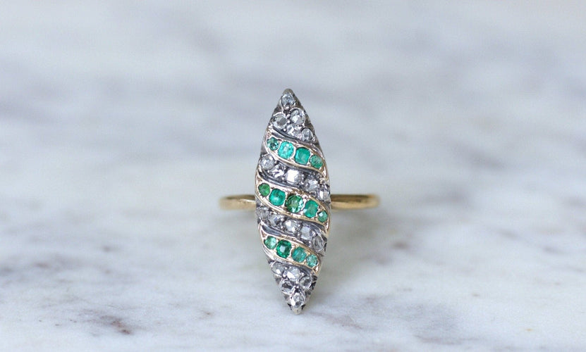 https://cdn.shopify.com/s/files/1/0075/4588/0666/products/bague-marquise-ancienne-emeraudes-et-diamants-sur-or-et-Stříbro-382246.jpg?v=1680362143