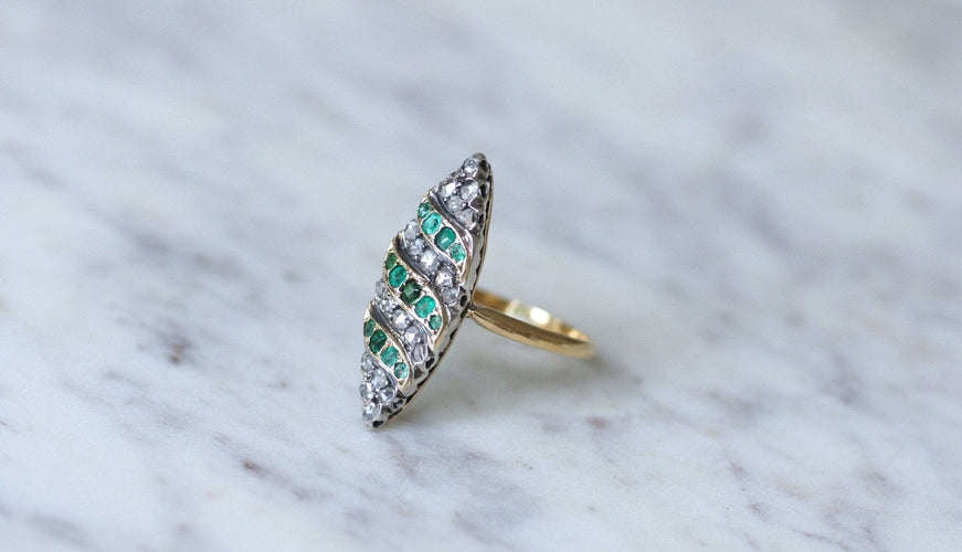 https://cdn.shopify.com/s/files/1/0075/4588/0666/products/bague-marquise-ancienne-emeraudes-et-diamants-sur-or-et-Stříbro-453476.jpg?v=1680362143