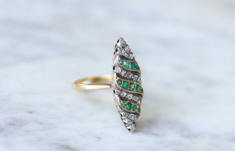 https://cdn.shopify.com/s/files/1/0075/4588/0666/products/bague-marquise-ancienne-emeraudes-et-diamants-sur-or-et-Stříbro-873446.jpg?v=1680362143