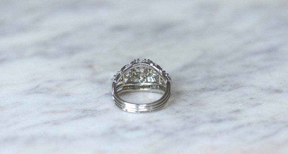 https://cdn.shopify.com/s/files/1/0075/4588/0666/files/bague-mauboussin-diamant-coussin-157-cts-sur-Platină-493443.jpg?v=1729715523