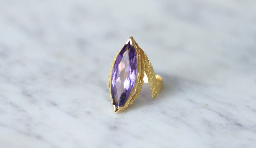 https://cdn.shopify.com/s/files/1/0075/4588/0666/products/bague-or-et-amethyste-annees-70-395043.jpg?v=1701890510