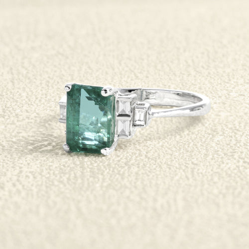 Bague 54 Bague en or gris 18 carats avec émeraude et diamants 58 Facettes 61300072