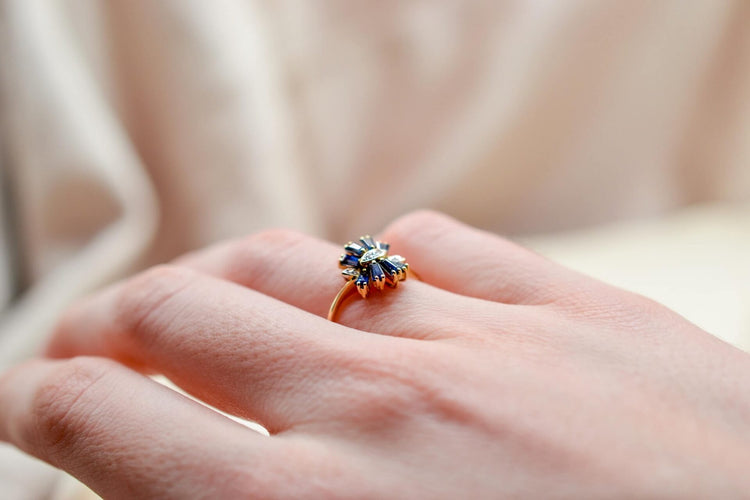 Ring 50 14-carat yellow gold ring with trapeze-cut sapphires and diamonds 58 Facettes 3859