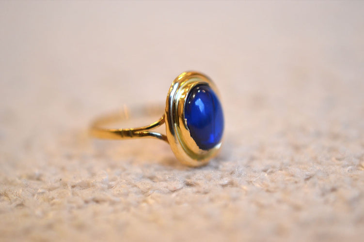 https://www.noircarat.fr/wp-content/uploads/2024/12/bague-ovale-pierre-bleue.jpg