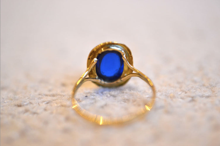 https://www.noircarat.fr/wp-content/uploads/2024/12/bague-pierre-bleue.jpg
