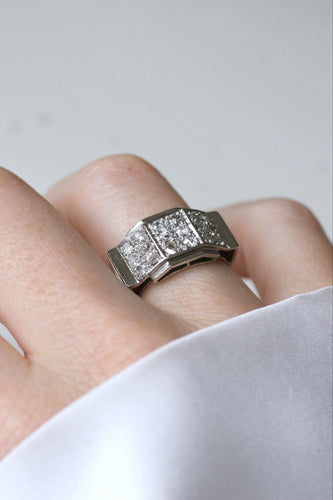https://cdn.shopify.com/s/files/1/0075/4588/0666/files/bague-plans-art-deco-escalier-diamants-sur-Platina-2255196.jpg?v=1758624749