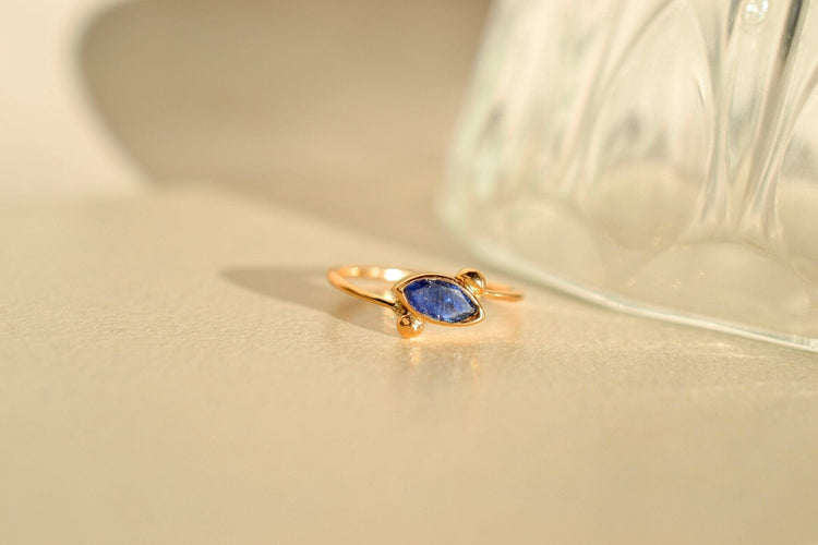 Ring 50 Marquise-shaped ring in 18-carat yellow gold and sapphire 58 Facettes 3779