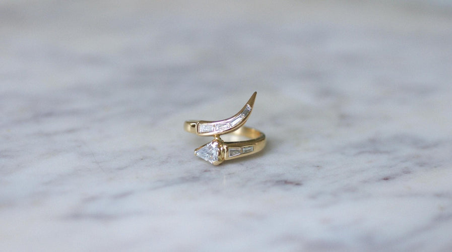 https://cdn.shopify.com/s/files/1/0075/4588/0666/files/bague-serpent-diamants-superman-et-trapeze-sur-or-jaune-814858.jpg?v=1739836439