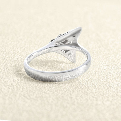 Bague 55 Bague triangle pavée en or gris 18 carats et diamants 58 Facettes 61E00486