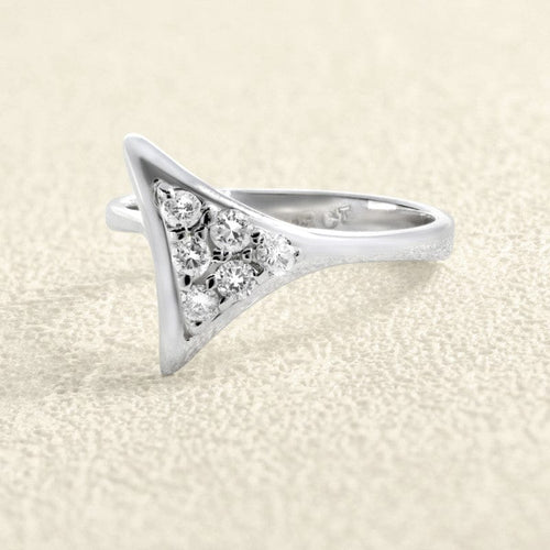 Bague 55 Bague triangle pavée en or gris 18 carats et diamants 58 Facettes 61E00486